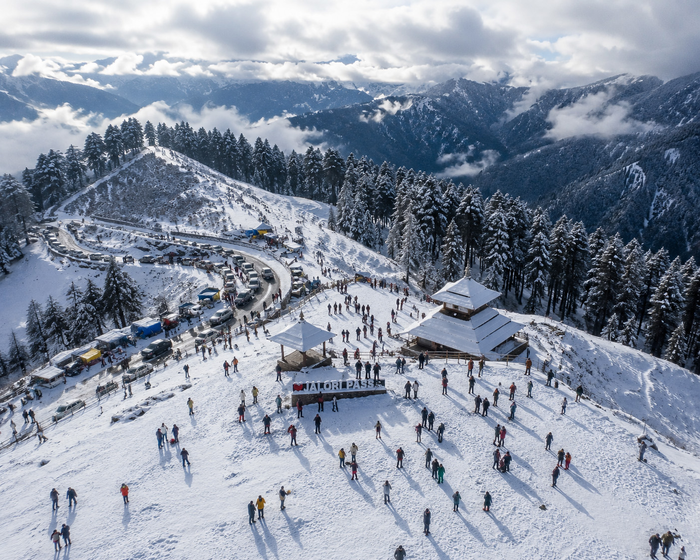 Snow-covered Himalayan forest in winter — Jibhi, Tirthan Valley